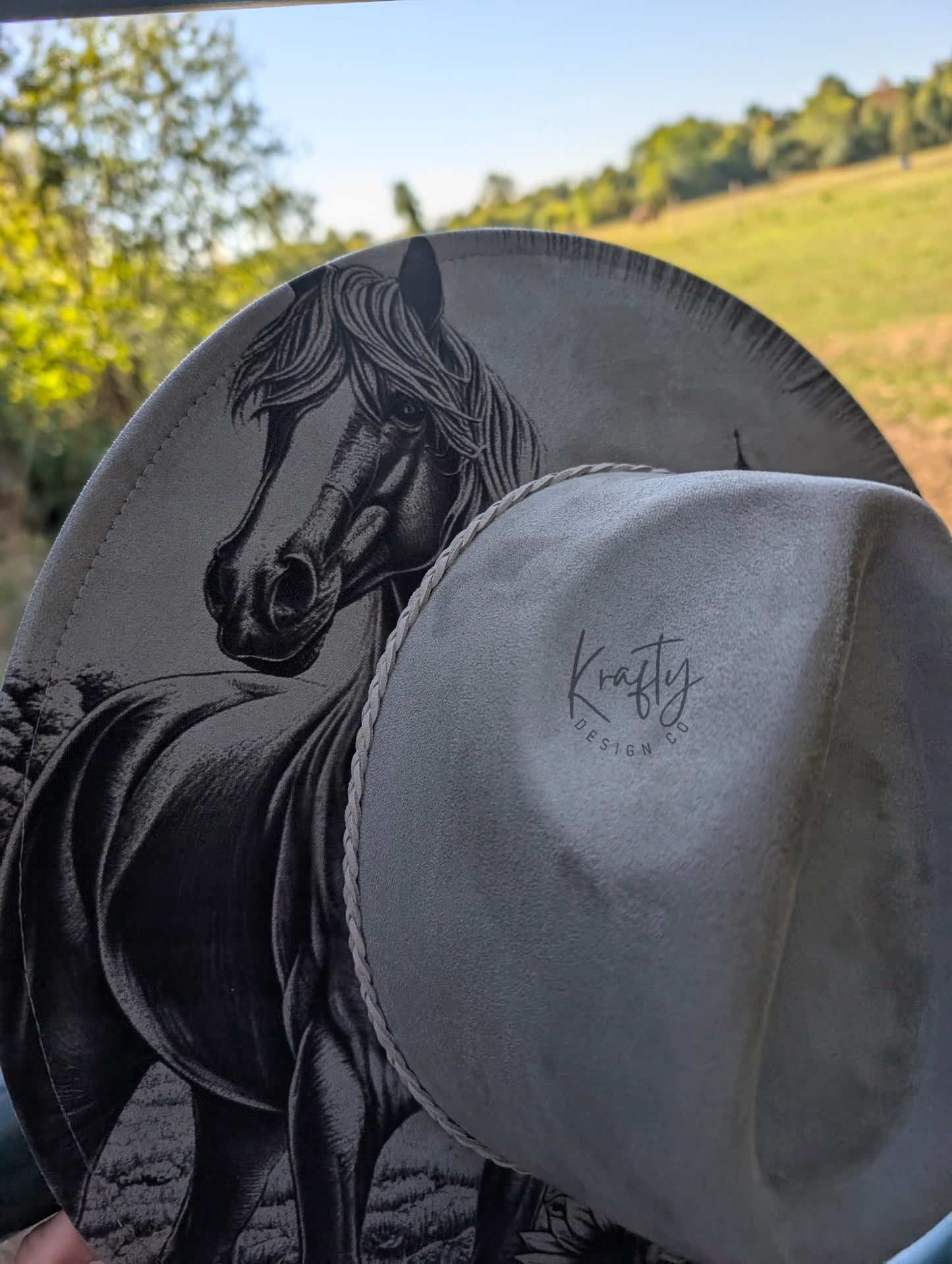 Horse and barn Vegan Suede Rancher in Grey